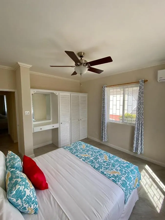 Ixoras Beach Apartments 세인트 피터