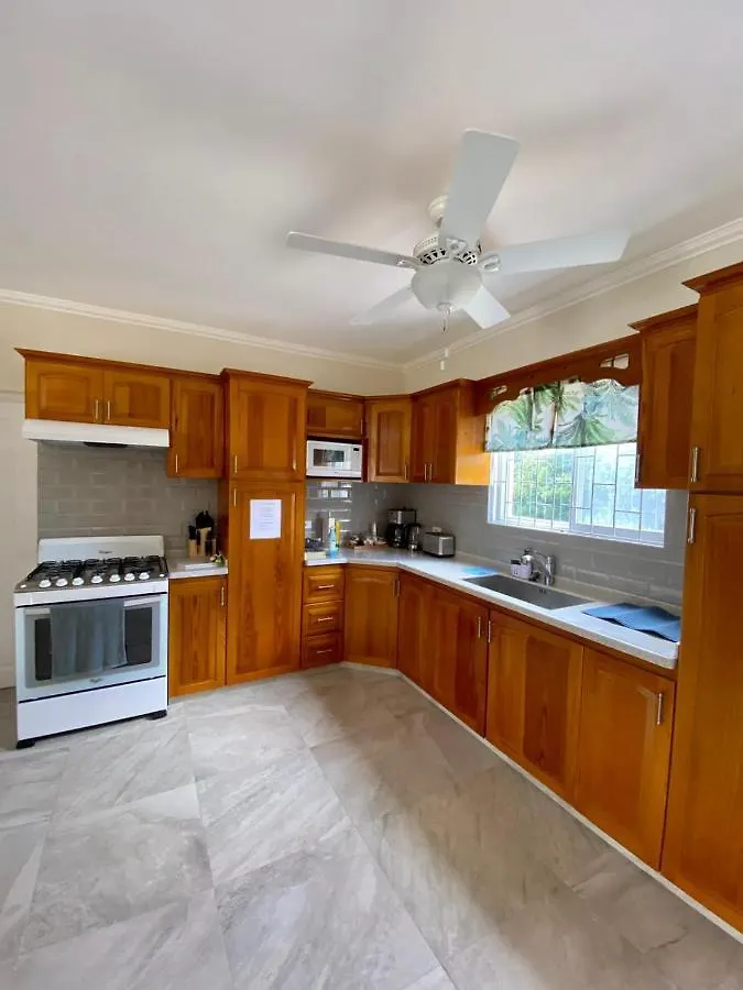 Ixoras Beach Apartments 세인트 피터