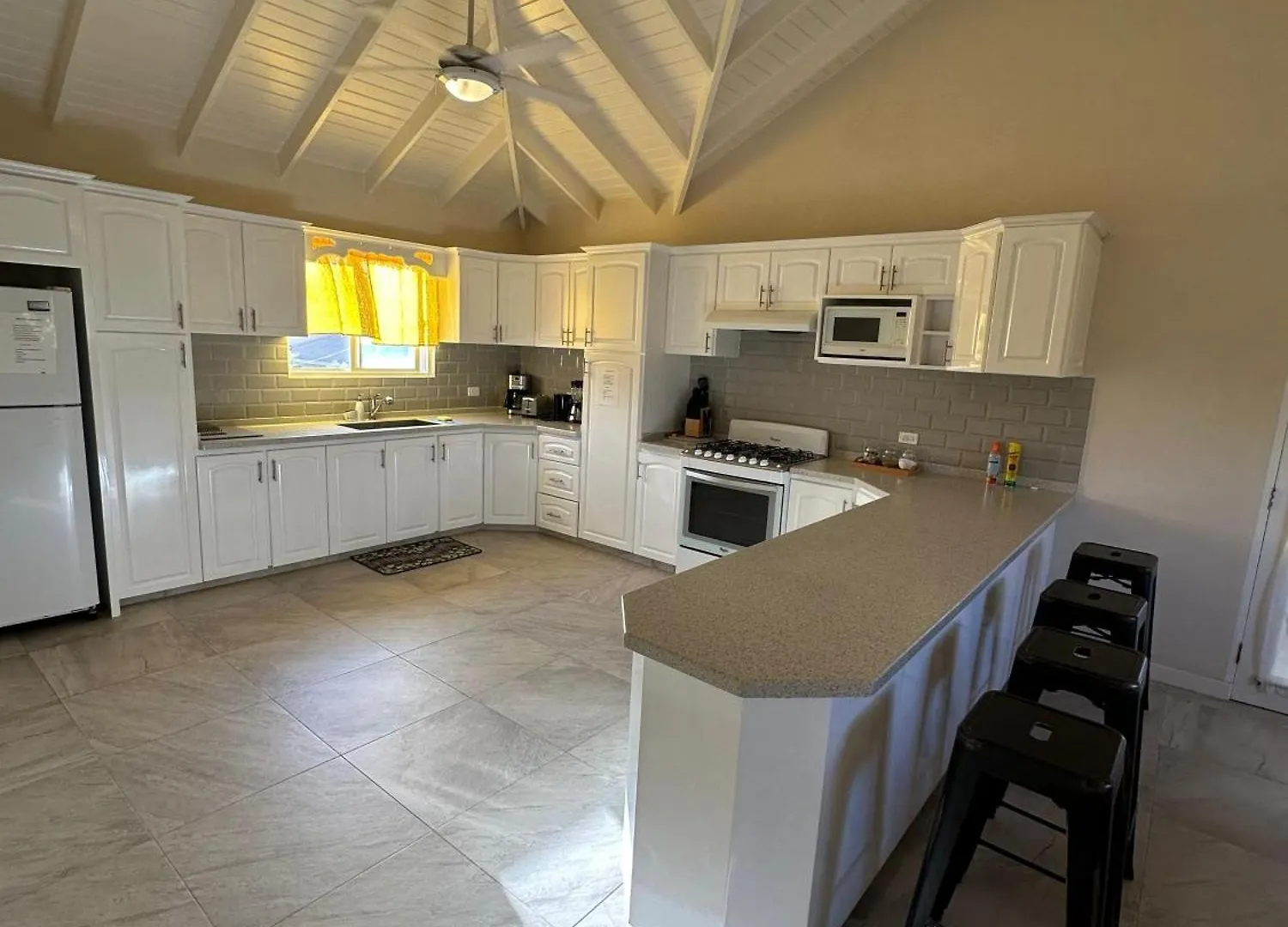 Ixoras Beach Apartments 세인트 피터
